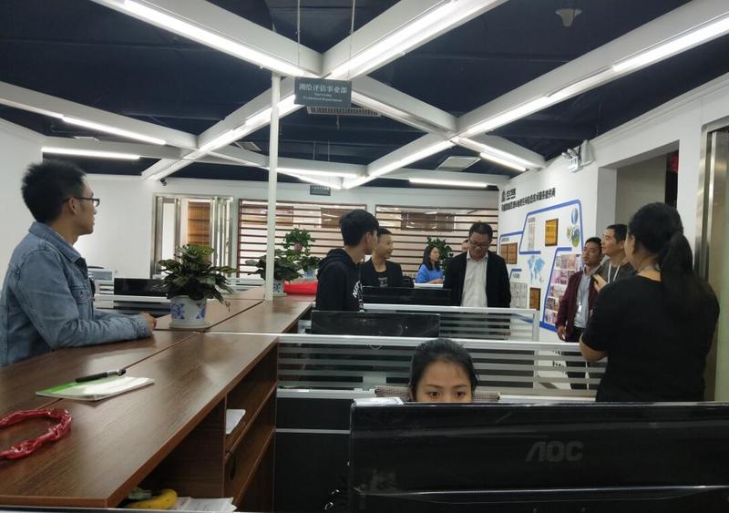 02 罗光杰了解世界杯官网往届毕业生与实习生工作情况.jpg
